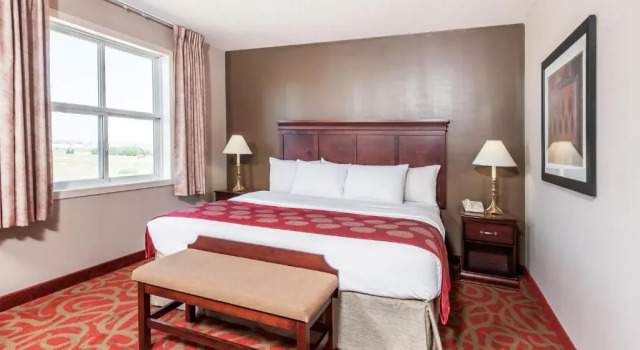 Двухместный люкс студия Business Ramada by Wyndham Sherwood Park