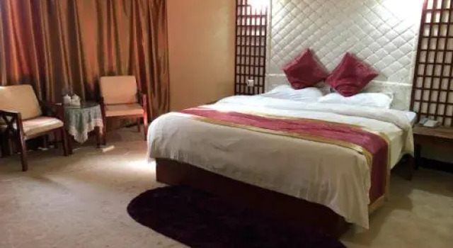 Kunming Chutian Hotel, Rezerwuj Hotel Hotele w Kunming z parkingiem, Parking