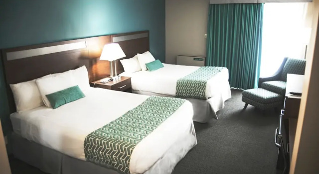 Четырёхместный номер Business с балконом Ramada by Wyndham