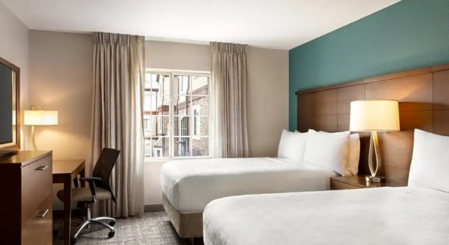 Четырёхместный люкс с 2 комнатами Staybridge Suites Fort Wayne by IHG