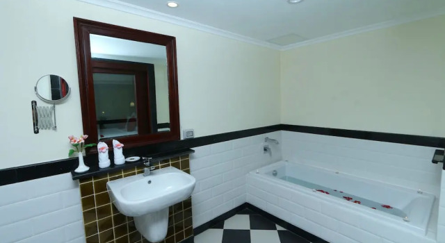 Люкс Presidential с балконом Phasouk Vien Chantra Hotel