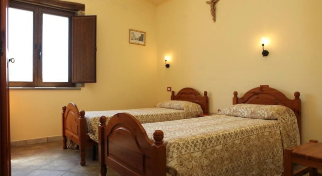 A Sena Runcatini, Book Hotel  