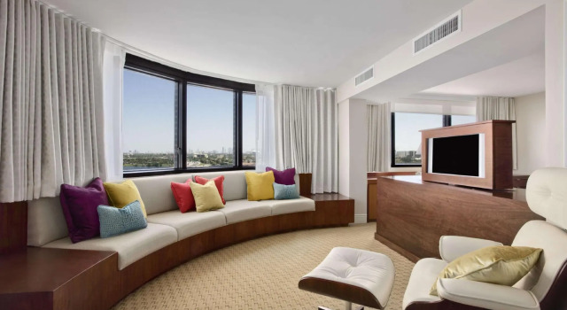 Люкс Президентский с гостиной-кабинетом Hilton Miami Airport Blue Lagoon