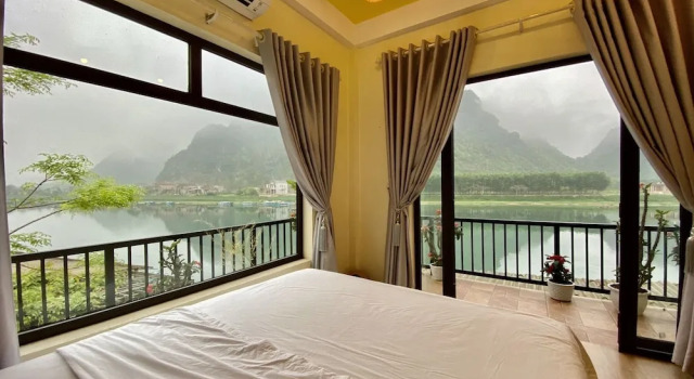 Двухместный номер Deluxe с балконом и c видом на гору и реку Phong Nha Coco Riverside