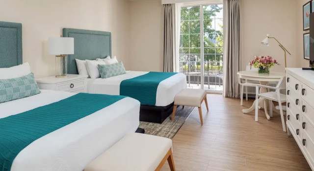 Четырёхместный номер Standard с балконом The Capri Inn