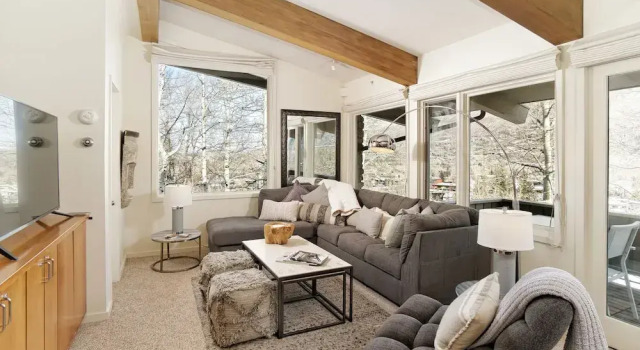 Two Bedroom Apartments with One of a Kind Location on Slopes of Aspen Mountain!, Забронировать Апартаменты/квартира Аспен Горнолыжный курорт Аспен-Сноумас, рядом с Little Nell
