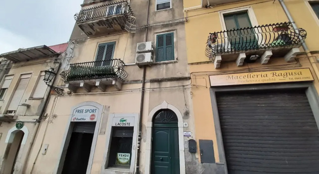 Tranquil Holiday Home in Taormina Near Isola Bella Sea, Book Vacation Home Hotels in Sicily with Parking, Parking