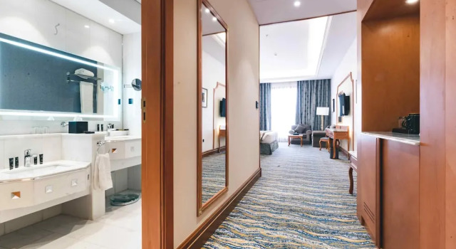 Четырёхместный люкс Deluxe Iridium Hotel