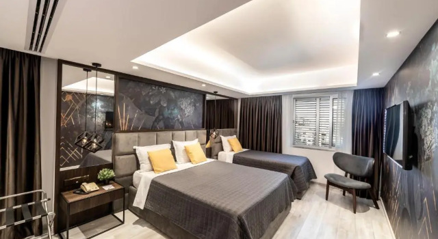 Семейный люкс с балконом Almond Business Hotel