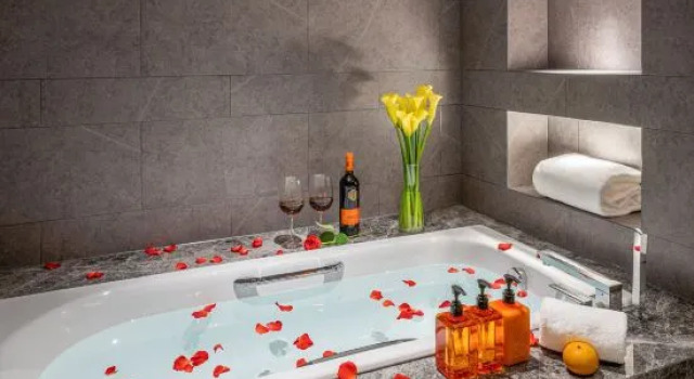 Люкс Business Orange Hotel (Yan'an 3rd Road, Qingdao Wusi Square)