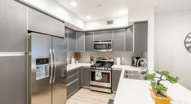 Апартаменты с 3 комнатами 3br Fully Furnished Apartment On Sunset Blvd 3 Bedroom Apts by RedAwning