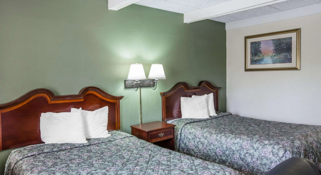 Четырёхместный номер Standard Rodeway Inn Laurens