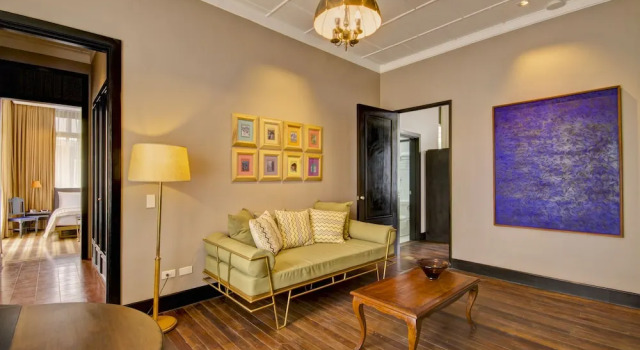 Люкс с балконом The Henry Hotel Manila
