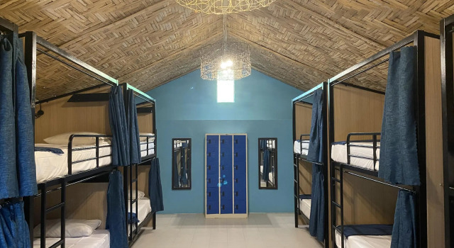 Кровать в общем номере Sarana Bungalows