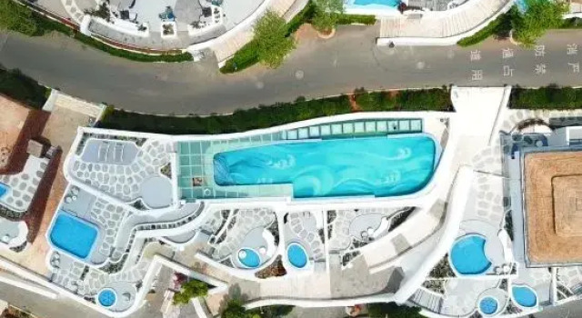 Dali Dots N′ Leopard Lake View Hotel