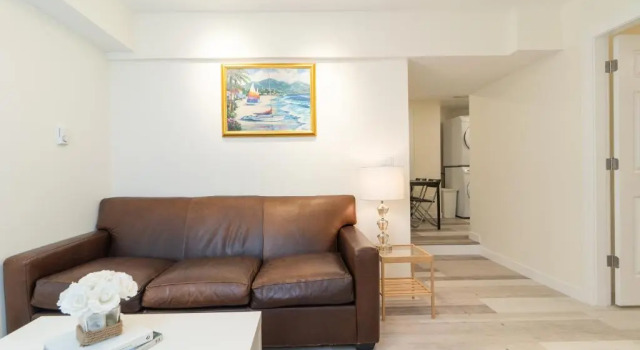 Beautiful 2BR Suite in central West Vancouver, 预订 酒店 西温哥华 North Vancouver Ski Area