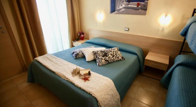 Четырёхместный номер Standard с балконом Hotel Caggiari