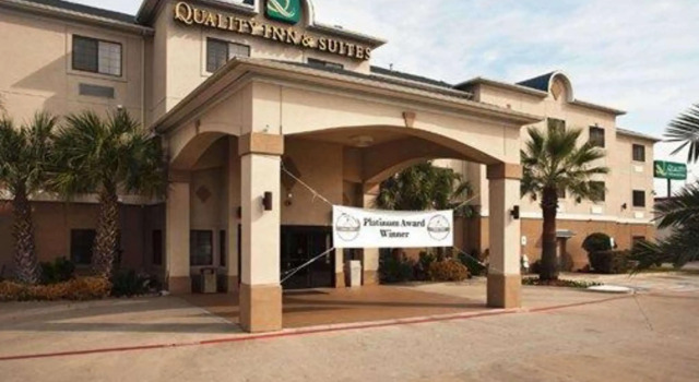 Номер Standard Quality Inn & Suites Near University