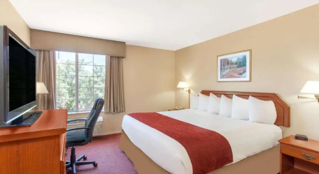 Номер Standard Ramada by Wyndham Fresno Northwest