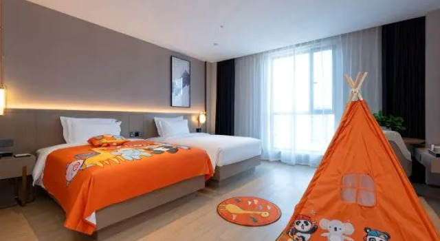 Семейный люкс Superior Lifeng Hotel (Beijing North Road Branch, Urumqi Tianshan International Airport)