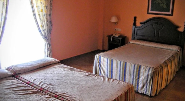 Трёхместный номер Standard с балконом Albenzaire Hotel Asador