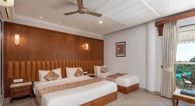 Номер Luxury Quality Inn by Lawrence Hotels