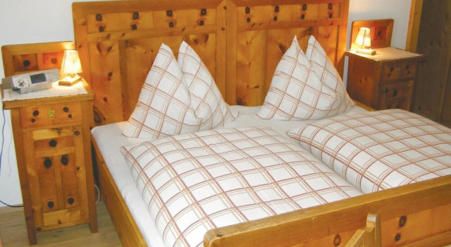 Amazing Home in Neukirchen am Grossven. With 4 Bedrooms and Wifi