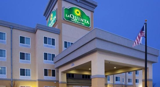 Кровать в общем номере La Quinta by Wyndham Fargo-Medical Center