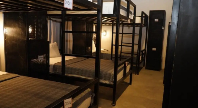 Кровать в общем номере (женский номер) с балконом Bliss & Beats Hostel