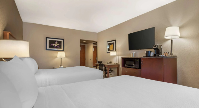 Четырёхместный номер Deluxe с видом на горы Best Western Plus Peak Vista Inn & Suites