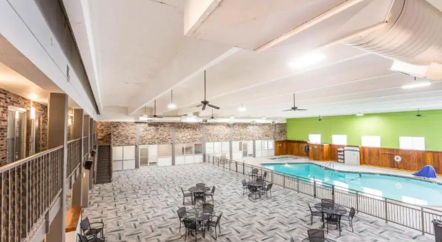 Четырёхместный номер Standard с видом на бассейн EverSpring Inn and Suites