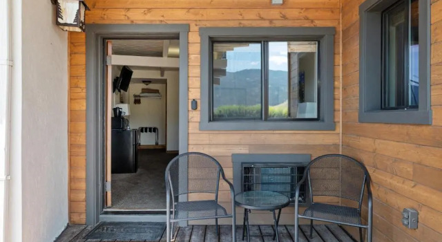Четырёхместный номер Standard Elk Refuge Inn