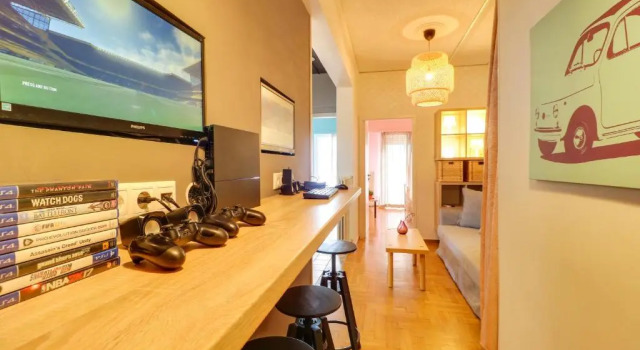 Spacious Central Flat☆3min to Metro☆AC|Netflix|PC, Забронировать Отель Отели Афины с парковкой, рядом с Театр Каролос Коун "Театрон технис", Парковка