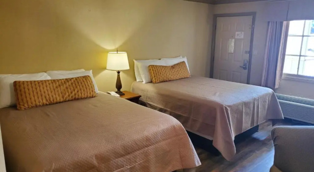 Семейный люкс Colonial House Motel