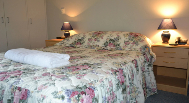 Четырёхместный люкс с 2 комнатами с видом на город Courtesy Court Motel