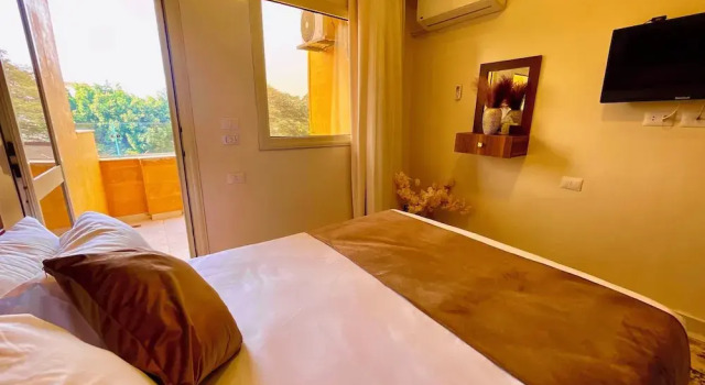 Двухместный номер Standard с балконом и с видом на горы NEMES Pyramids View INN