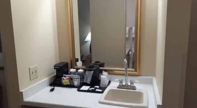 Люкс Country Inn & Suites by Radisson, Freeport, IL