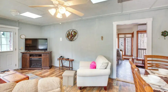 Dog-friendly Newland Cabin w/ Deck + Lake Access!, Đặt Nhà nghỉ dưỡng Newland 