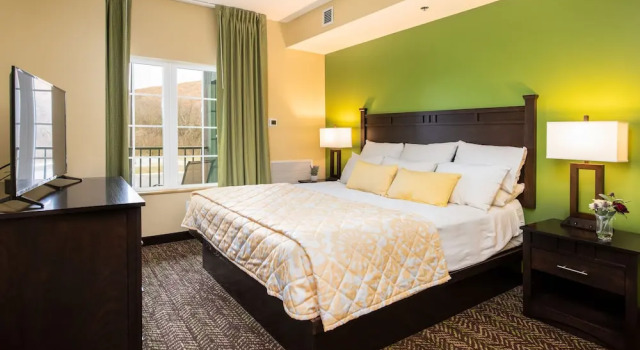 Шестиместный номер Deluxe с 2 комнатами с балконом и с видом на бассейн The Resort at Governors Crossing