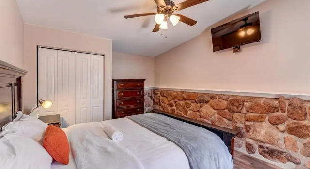 Mtn Dream! Fireplace, Patio & Hot Tub 4BR, Varaa Hotelli Hotellit Colorado Springs uima-altaalla, Uima-allas