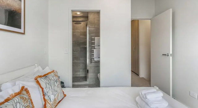 Fresh Grey Lynn 2BR unit w/ Patio by Zodiak Stays, Rezerwuj Hotel Hotele w Auckland Region z parkingiem, Parking