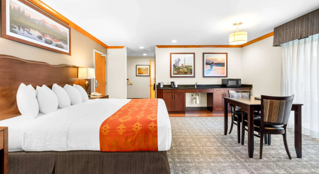Двухместный люкс с балконом Best Western Rocky Mountain Lodge