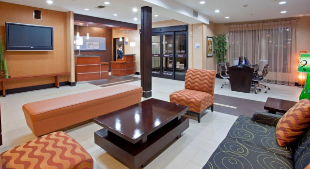 Holiday Inn Express Arlington by IHG, Забронировать Отель Отели и гостиницы Арлингтон, рядом с Alley Cats Entertainment, Отель