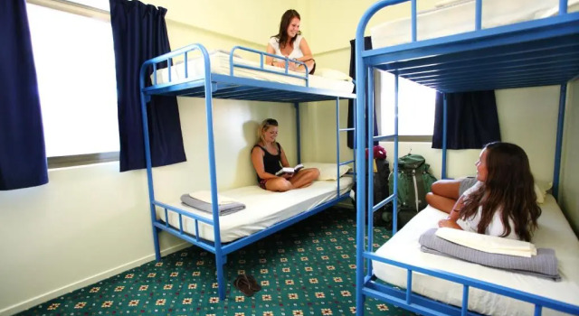 Кровать в общем номере Chill Backpackers