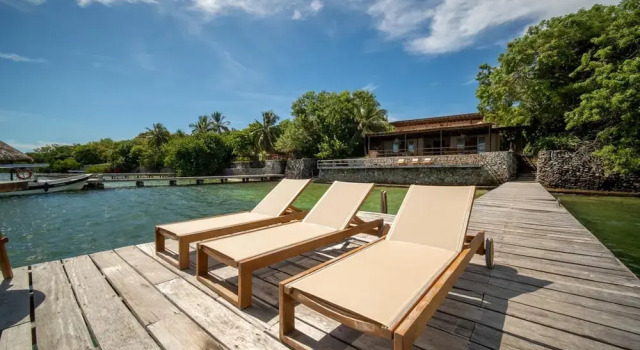 w Stunning 6BR Beachfront Villa in Rosario, Book Villa Sommerhuse i El Pueblito, Hytte