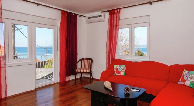 Spacious Apartment with Terrace in Banj, Book Apartment Banj Pasman Island