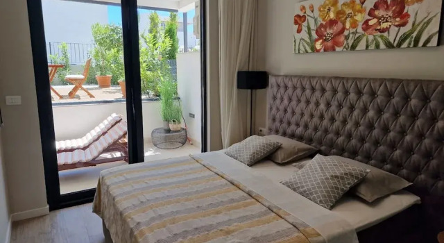 Luxury Modern apt w Garden, 3 min Walk to Beach, Prenota Appartamento Splitska 