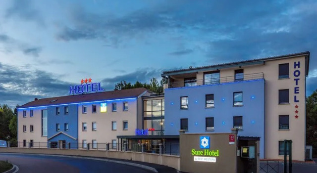 Кровать в общем номере Sure Hotel by Best Western Reims Nord