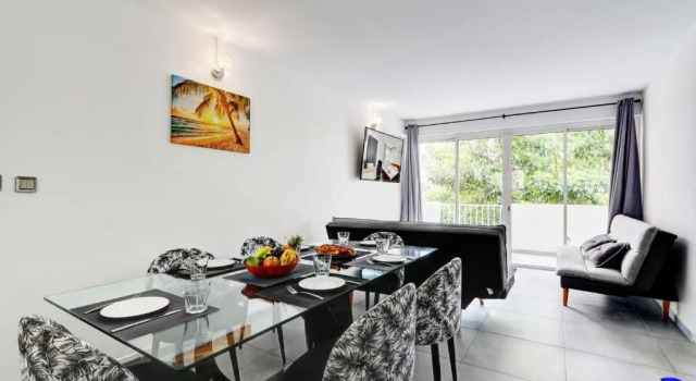 Appartement TRINITE, 3 chambres, 6 personnes, Saint Denis, Book Apartment Hotels in Saint-Denis with Parking, near Trinity Park, Parking