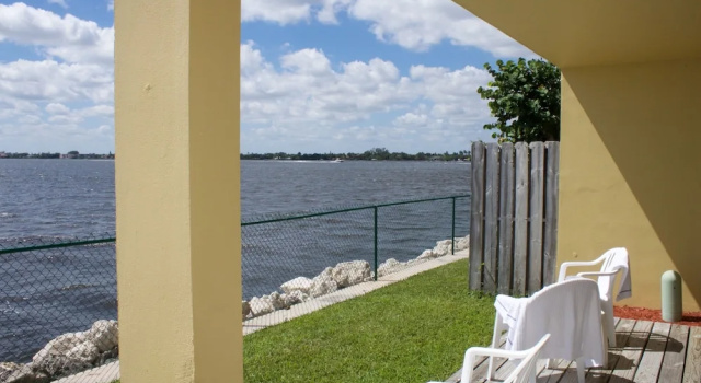 Апартаменты с 2 комнатами с видом на залив Palm Beach Waterfront Suites